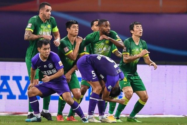 今晚成都蓉城调整名单以备亚冠埃因霍温官宣签约备战CBA常规赛，今晨金州勇士战术微调看傻球迷